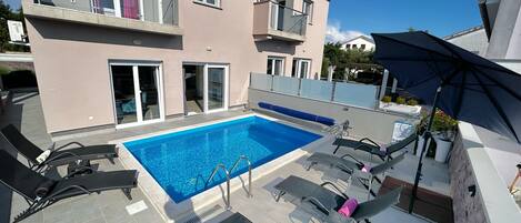 Una piscina al aire libre, una piscina climatizada