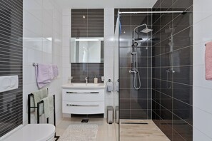 Douche, sĂšche-cheveux, bidet, serviettes fournies