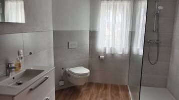 Baignoire, sĂšche-cheveux, serviettes fournies, savon