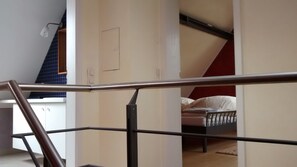 3 habitaciones, tabla de planchar con plancha y cuna de viaje 