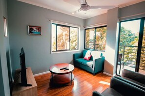 Apartemen, 3 kamar tidur | Ruang keluarga | TV LED