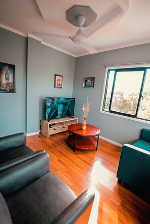 Departamento, 3 habitaciones | Sala de estar | Televisión LED 