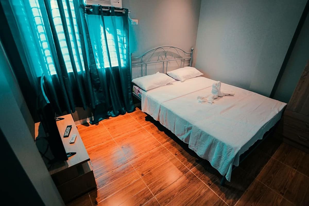 Minibar, escritorio, cortinas blackout y insonorización