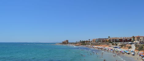 Nära stranden och solstolar