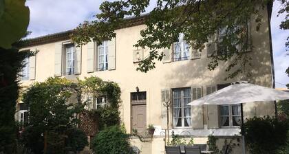 Bastide provençale XVIIIeme dans parc arborÚ quartier Mazarin centre historique