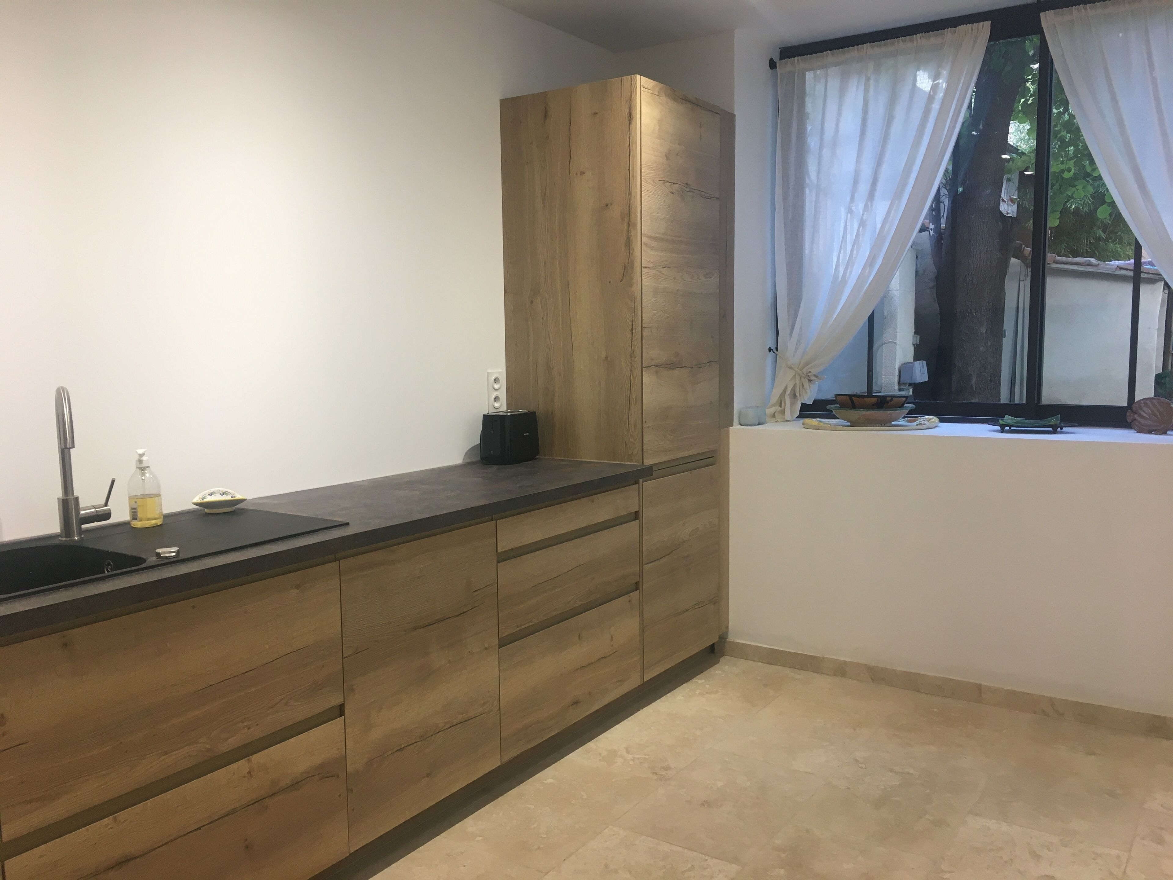 Een waterkoker, een blender, keukenpapier, een eettafel