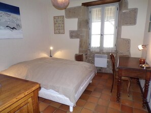 7 habitaciones, tabla de planchar con plancha y cuna de viaje 