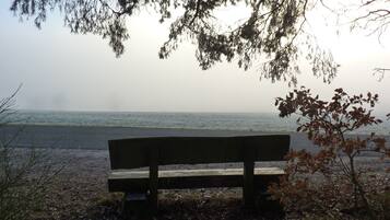Un banc placé face à la mer, offrant une vue sur la plage.