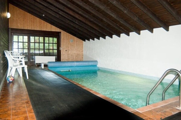 حمّام سباحة مُدفَّأ