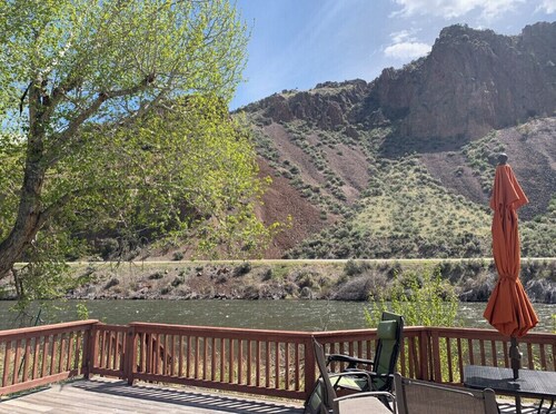 Comfy, charming cabin on the Salmon River a few miles from Gold Bug Hot Springs