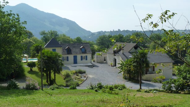 A rural village with traditional houses, a paved road, and lush greenery. - Gite at the foot of the Pyrenees, heated pool, WIFI, games room - Fitness (Arthez-D'asson)