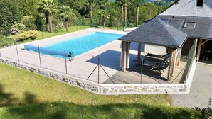 A swimming pool with a gazebo, surrounded by a stone wall and a grassy area. - Gite at the foot of the Pyrenees, heated pool, WIFI, games room - Fitness (Arthez-D'asson)