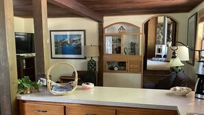 Una cocina con armarios de madera, una isla grande y una chimenea de piedra.