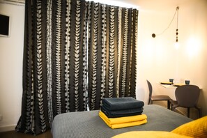 Työpöytä, kannettavalle tietokoneelle sopiva työtila, äänieristys