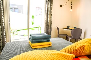 Bureau, espace de travail pour ordinateur portable