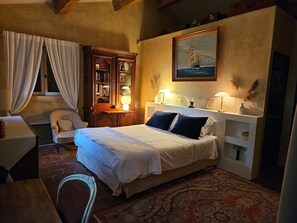 4 bedrooms, desk, iron/ironing board, free WiFi - House in the Luberon with traditional heated pool (Puget)