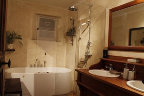 Bathtub, hair dryer, towels - House in the Luberon with traditional heated pool (Puget)
