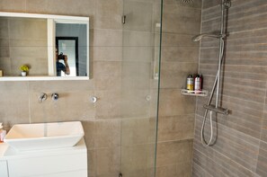 Appartement | Salle de bain | Baignoire et douche séparées, articles de toilette gratuits