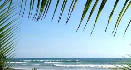 Slice Of Paradise, Bungalow for 2, full kitchen & bath, king bed, AC, & gazebo