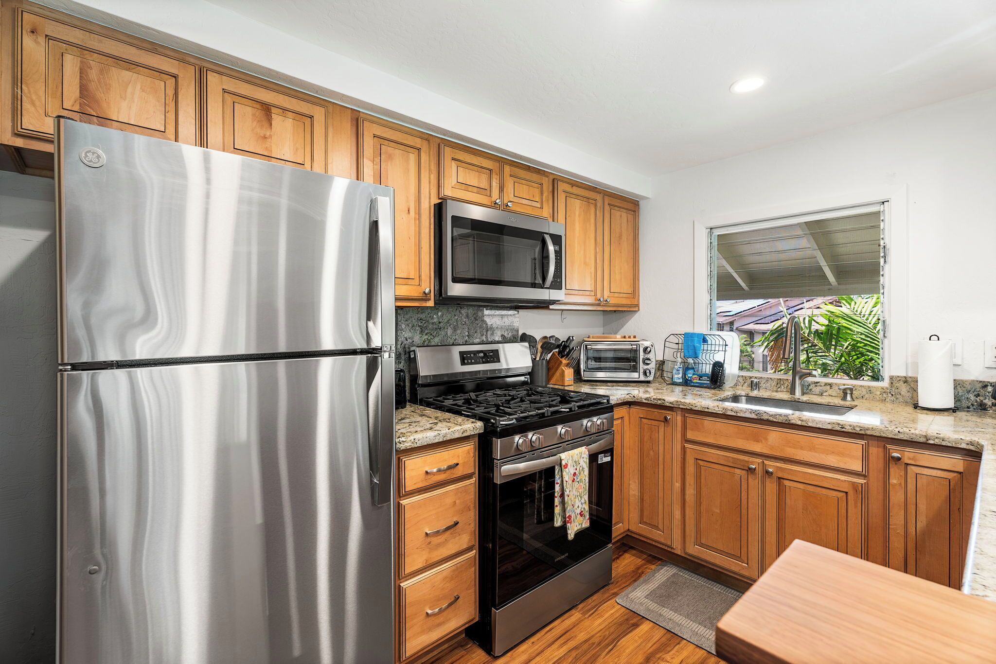 Coffee/tea maker, fridge, microwave, oven