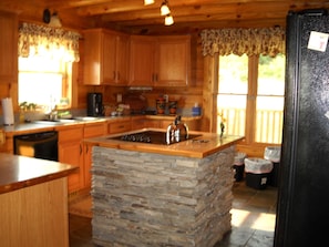 Fridge, microwave, oven, stovetop - Luxury Mountain Cabin

 (marshall)