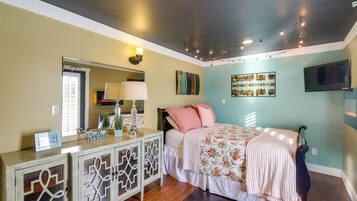 4 makuuhuonetta, silitysrauta/-lauta, ilmainen Wi-Fi, vuodevaatteet