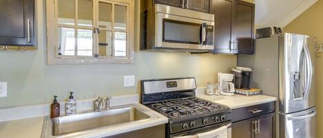 Een magnetron, een oven, een kookplaat, een vaatwasser