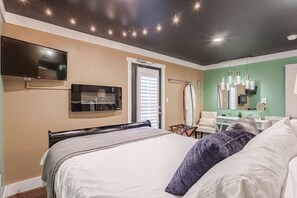 4 bedrooms, iron/ironing board, free WiFi, bed sheets