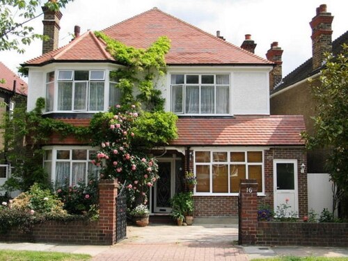 Comfortable  studio  near transport/tube on a quiet road.