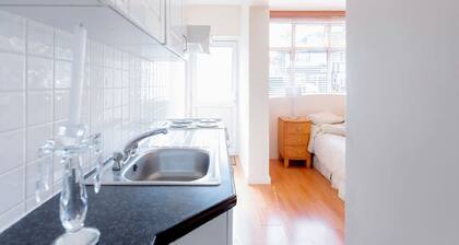 Comfortable studio near transport/tube on a quiet road.