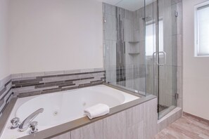Kylpyamme, hiustenkuivaaja, pyyhkeet, saippua