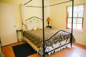 4 bedrooms, iron/ironing board, WiFi, bed sheets - FARM ANIMALS: RESCUES, Mini HORSES and mini DONKEYs;  (Sevierville)