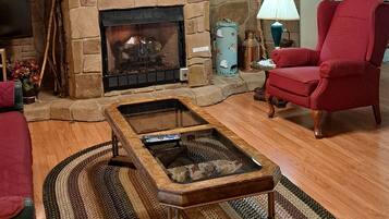 TV connectée, cheminée, lecteur de DVD, baby-foot