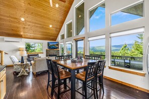 Interior - Mtn Family Cabin w/ Stunning Views/Spa+ Winter Savings! (Ronald)