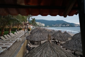 Plage, chaises longues, serviettes de plage