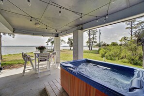 Outdoor dining - Relax, Refresh, Renew..Waterfront Cottage..Near Williamsburg (Gloucester)