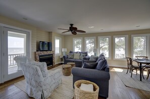 TV, fireplace, DVD player - Relax, Refresh, Renew..Waterfront Cottage..Near Williamsburg (Gloucester)