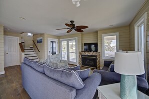 TV, fireplace, DVD player - Relax, Refresh, Renew..Waterfront Cottage..Near Williamsburg (Gloucester)