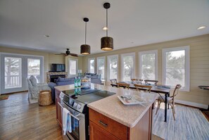 Fridge, microwave, oven, stovetop - Relax, Refresh, Renew..Waterfront Cottage..Near Williamsburg (Gloucester)