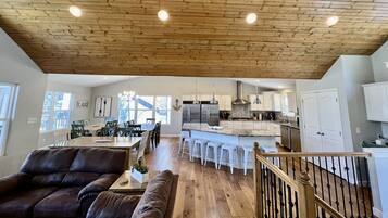 TV connectée, cheminée, lecteur de DVD, baby-foot