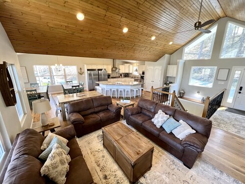 9/9 Lakefront/Mountains/Woods - Protected Cove - Private Dock