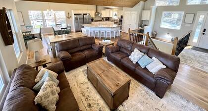 9/9 Lakefront/Mountains/Woods - Protected Cove - Private Dock