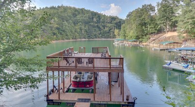 9/9 Lakefront/Mountains/Woods - Protected Cove - Private Dock