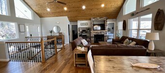 9/9 Lakefront/Mountains/Woods - Protected Cove - Private Dock