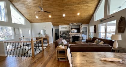 9/9 Lakefront/Mountains/Woods - Protected Cove - Private Dock