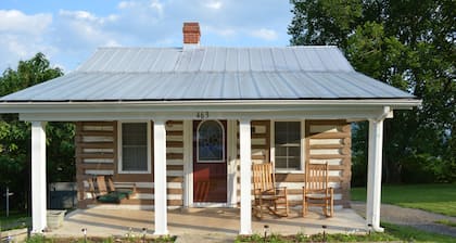 Quaint historique Log Cabin surplombant la riviĂšre James.