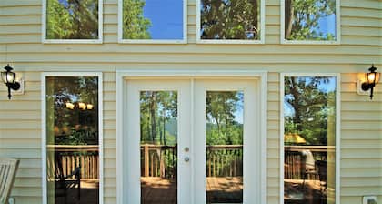 Cabin in the mountains only 2.2 miles to downtown or a 10 dollar Uber ride.