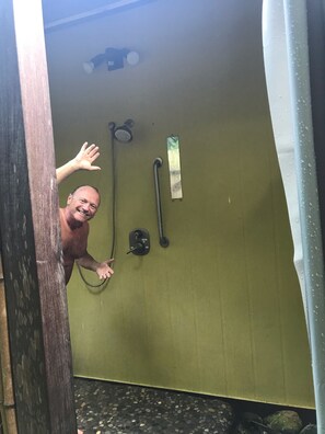 シャワー付き浴槽、ヘアドライヤー、タオル、トイレットペーパー