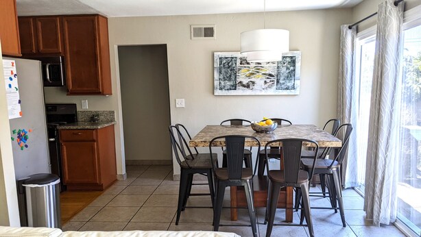 Dining - Modern 4BR; Convention Ctr~2mi; Yard/Patio/Outdoor Bar; AC, W/D, 4-car Parking! (San Diego)