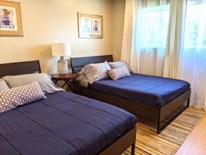 4 makuuhuonetta, työpöytä, silitysrauta/-lauta, vauvan matkasänky